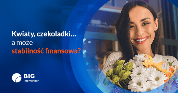 Kobieta z kwiatami i czekoladkami, uśmiechnięta, promująca stabilność finansową.